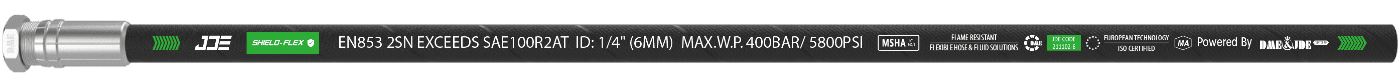 Una manguera flexible BS EN 853 2SN está marcada con la información importante: marca, estándar, tamaños y número de pieza.