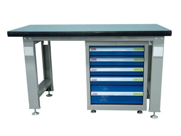 Se muestra un conector de armarios de almacenamiento equipados con accesorios.