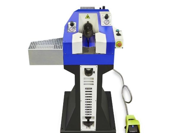 Se muestra una máquina de montaje de accesorios.