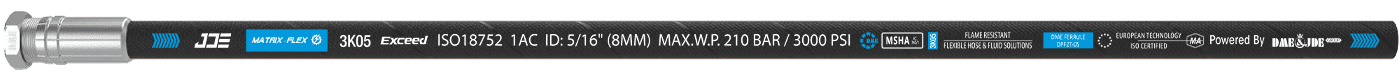 Una manguera flexible está marcada con la información importante: marca, estándar, tamaños y número de pieza.